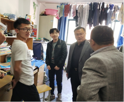 王全进副校长走访理学院学生宿舍